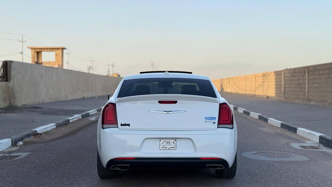 � كرايسلر 300 موديل 2017 | Chrysler S 300
✨ سيارة فخمة، مريحة، ومناسبة للاستخدام اليومي والسفر

🔹 محرك 6 سلندر 3.6 لتر (V6)
🔹 قير أوتوماتيك 8 سرعات
🔹 نظام دفع خلفي (RWD)
🔹 فئة  S
🔹 داخلية جلد فاخرة
🔹 شاشة وسطية (Uconnect)
🔹 كاميرا خلفية
🔹 حساسات أمامية وخلفية
🔹 تشغيل بصمة + دخول ذكي
🔹 تحكم كامل بالمقود
🔹 مكيف مزدوج (Dual Zone)
🔹 نظام صوتي ممتاز
🔹 جنوط ألمنيوم

📌 السيارة ناعمة جداً بالمشي وراحة عالية بالطريق

💰 السعر240 ورقة

🔢 رقم الشاصي (VIN):
2C3CCABGXHH615963
السياره دخول جديد كتاب ضباط
وتترقم بصره فقط رسوم رقم مجاني


**إذا كنت صاحب هذا الإعلان وتريد حذفه لأي سبب، رجاءا أرسل رسالة إلى الدعم الفني**