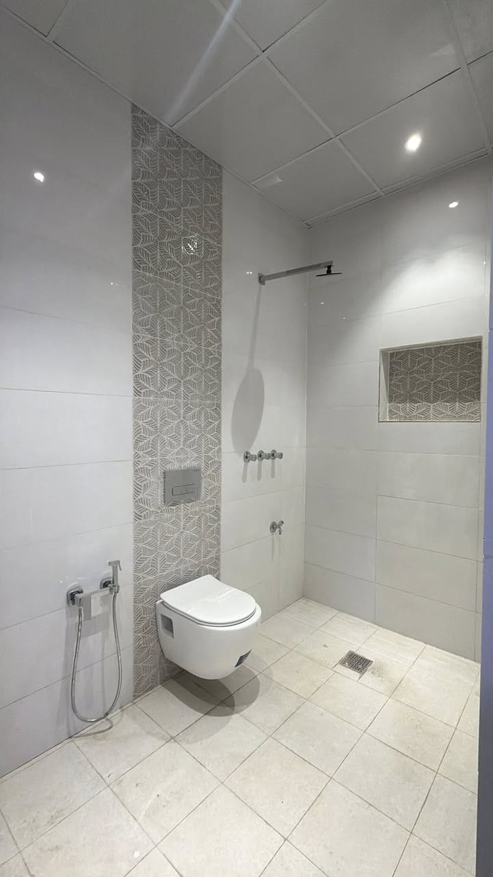 بناء ‏استثمارية أو سكنية للبيع 
‏محتويات البناية ثلاث وحدات سكنية كل واحدة سكنية تحتوي على اثنين غرف نوم صحي ات صالة مطبخ بالوجه بناء والشغل شركة هندسية شغل درجة أولى كل طابق مفصول عن الثاني الاستفسار *********** توفر لدينا عروض أخرى في حي الجهاد مكتب العدل العقار ￼￼
