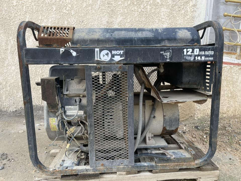 سلاك عليكم مولدة 12.0 kVA للعلم المولده بانزين السعر 800 وبيها مجال نقصها كتف وباتري فقط . مكاني بغداد المحمودية ناحية الرشيد .. ***********
