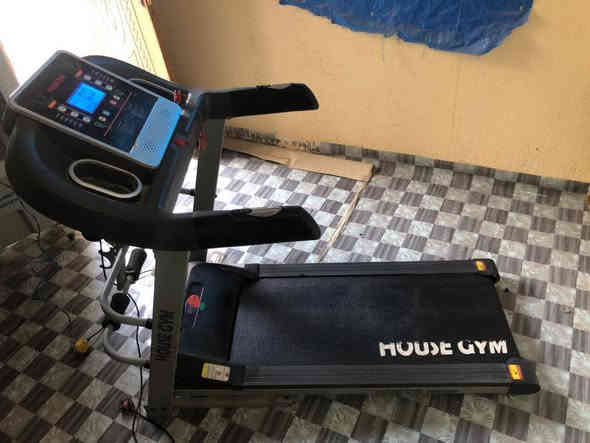 سلام عليكم ورحمه الله 
جهاز جري HOuse Gym     ٦٠٠ باوند يحمل وزن ١٦٠ كيلو
جهاز جري +جهاز تدليك 
العنوان بصره حي الزيتون *********** 
السعر ٣٢٥ الف دينار وبي مجال قليل
