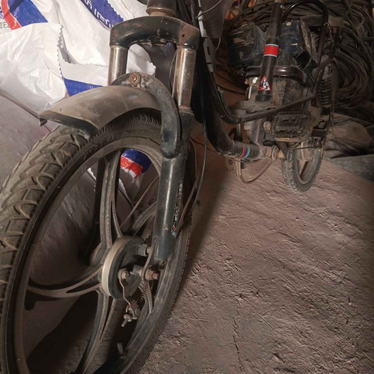 اسلام عليكم 
دراجه شحن بيها نقص العقل وبطاريات 2 فقط 
الباقي كله شغال 
قيم وأخذ 
مكاني التاجي 
***********
