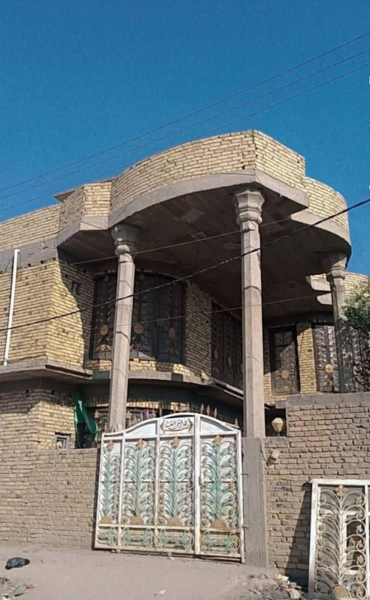 بيت طابو صرف للبيع يحتوي على طابقين 
   الطابق الاول  
   ثلاث غرف نوم 
    استقبال  9*4
    صاله كبيره 10*4 
    مطبخ 4*5
     كراج سيارات

طابق ثاني 
 غرفه نوم كبيره 4*8
صاله 4*4
ومؤسس نفس التصميم الطابق الارضي 

صحيات داخليه و خارجيه 
نظام سويت للغرف 

حي الحسين قرب مدرسه الاعراف***********

