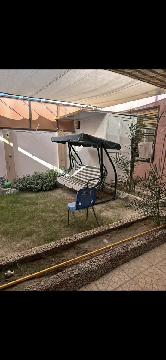 السلام عليكم . بيت في مجمع الكرار للبيع مساحه ١٦٠ م . غرفتين وصاله واستقبال. بيت نضيف طابق واحد . ***********
