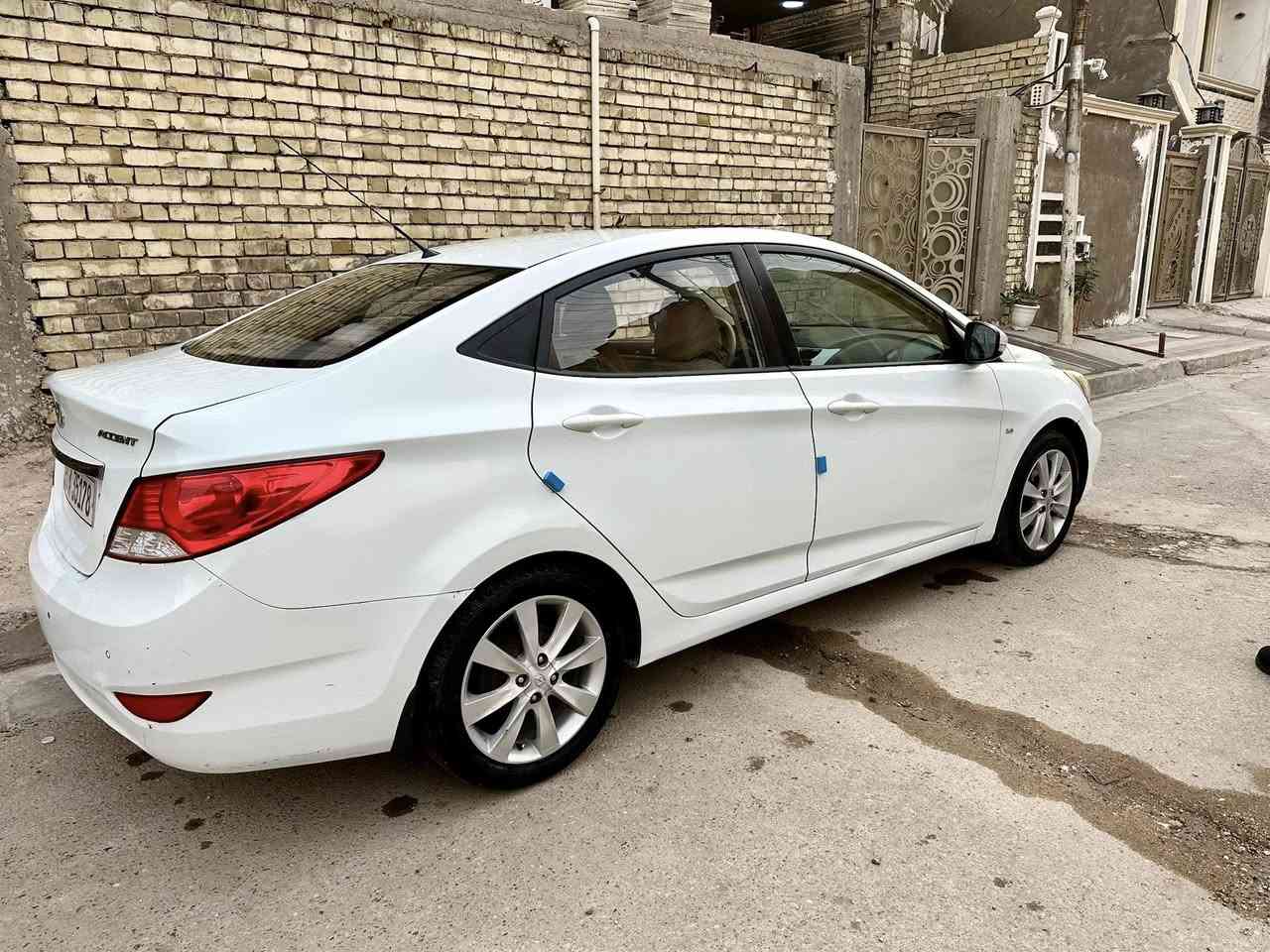 اكسنت خليجي موديل 2012 فول مواصفات.                                            
تحكم بالاستيرن صفحتين
اشاير بالمري
5 ويل كب 
فتحة
شاشة 
رقم بغداد السياره بأسمي
ماشيه 166
السعر 98 وبيها مجال بسيط
مكاني بغداد العبيدي 
للاستفسار ***********
