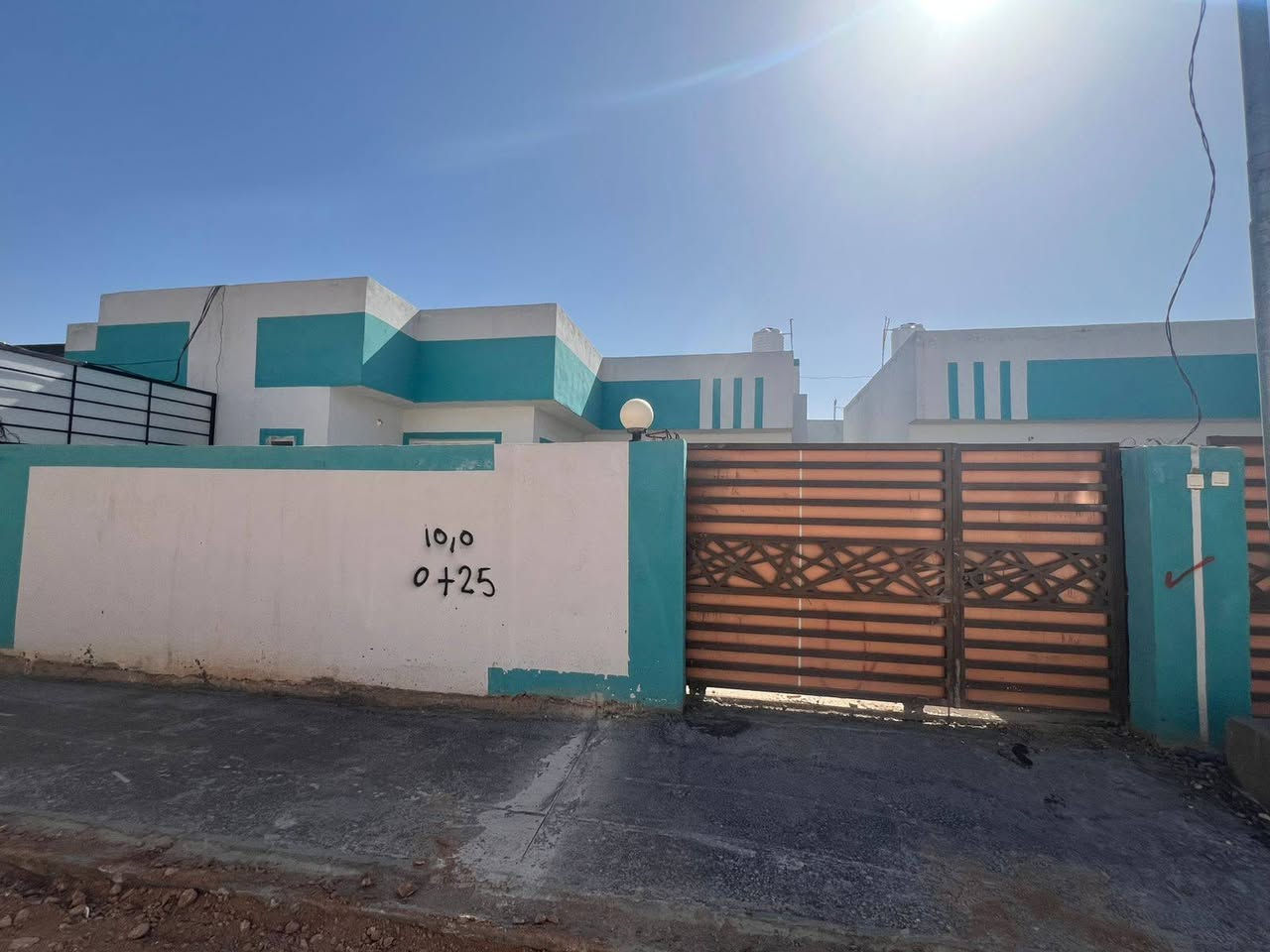 بيت للايجار في مجمع سفير الحسين  الكوفة  ٢٠٠م غرفتين وصالة واستقبال ومطبخ وصحيات ومكشوفة وكراج سيارة وحديقة ٤٠٠الف مقدمة ثلاث اشهر وبعد كل شهر بشهرة البيت جديد ما مسكون سابقا للاستفسار ***********
