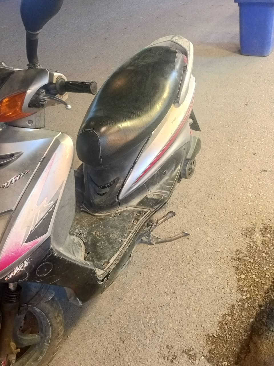 سلام عليكم هاي دراجه سكنس نثيه للبيع الدراجه كامله يراد بس تجفيت متشتغل يعني ابيع كوم حديد مكاني بغداد زيونه وهاذه رقمي بي واتساب ***********
