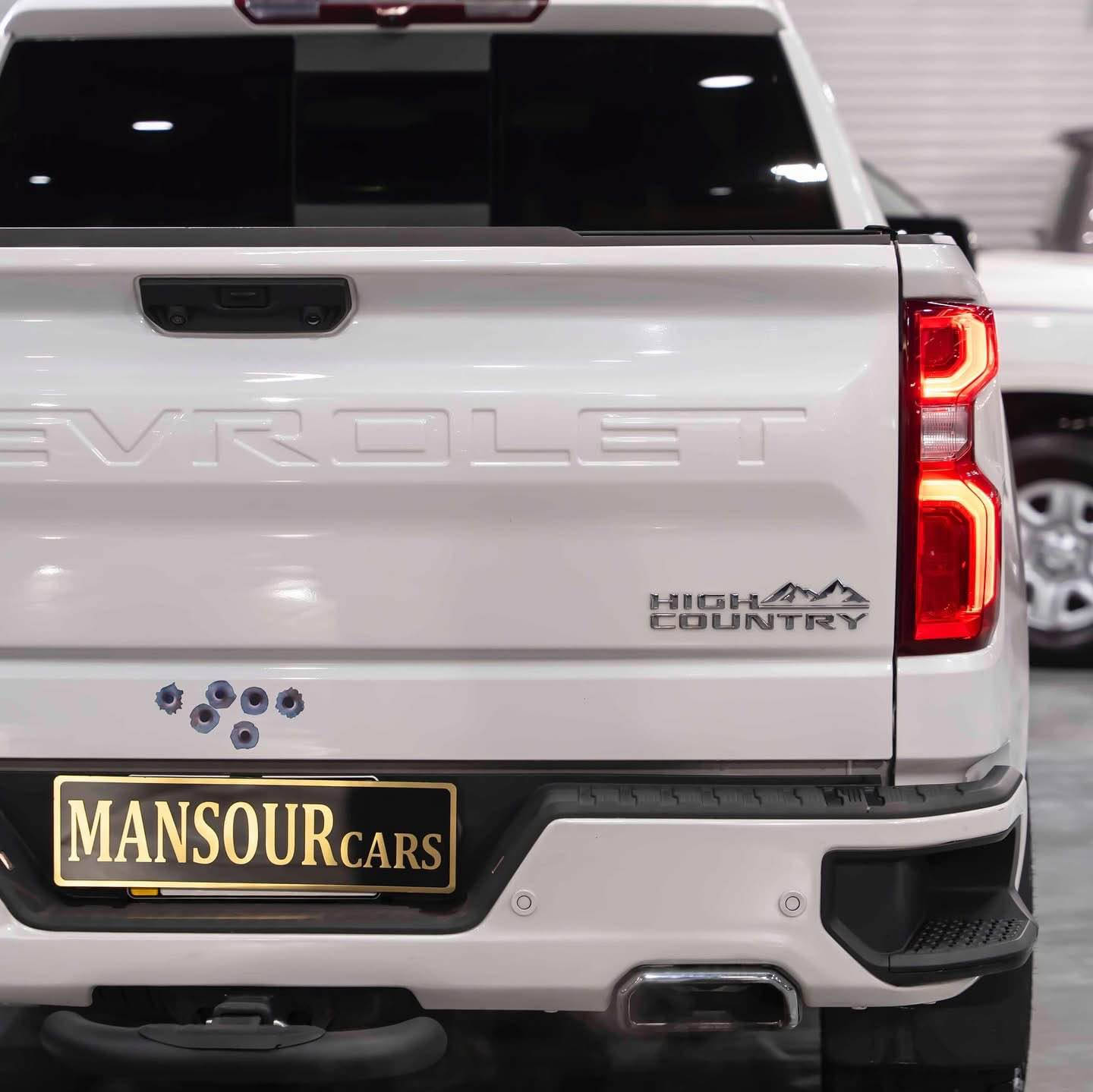 Chevrolet silvarado ( high country )
فئە فوول فوول مواصفات
٨ سلندر مکینة مرغوب ( ٥.٧)
وارد امريكي مديل /2022
‎ماشيه /28 ميل
‎سعر/340 ارخص سعر
  ضرر/ بنيد جاملغ صبغ نفس لون شریکه و ایرباگ بس ستیرن
‎
وارد امريكي حادث جدآ خفيف و جاهزه سیارة سیرفز 
‎لون ابيض فول موصفات و پانوراما کشن جلد سماعات سیستم و كشن خزن و تدفئه و جهتين خزن و ميموري  داخل ليد تتغير حسب رغبه كهربايات كير محرك بشرط باقي كفاله من كلشي صبغ و تعديل 
مکان: اربیل 
تیلفون: *********** أربيل, العراق
