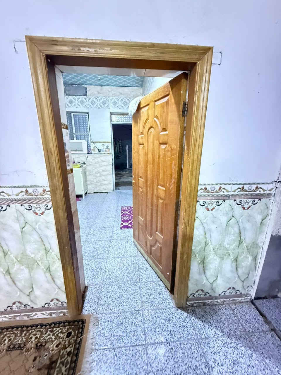 *🏡 بيت زراعي للبيع - حي الشهداء | جاهز سكن فوري*

*الموقع*: حي الشهداء، قرب أسواق فاهم، رابع شارع يبعد عن شارع الصب 
*المساحة*: 220م²  
*المواصفات*:
- *البناء*: طابوق + سقف عكادة متين
- *الارتفاع*: البيت عالي عن الشارع - تهوية ممتازة
- *التشطيب*: سيراميك كامل مناقصة + جاهز للسكن
- *التقسيم*: استقبال + هول + غرفتين نوم + مناورتين كبار 
- *الصحيات*: صحيات داخلية وخارجية

البيت مرتب من كلشي وما يحتاج تعب، فرصة وسعره مناسب جداً

*السعر: 25 مليون*  
*للتواصل*: خاص أو اتصال/ ***********
