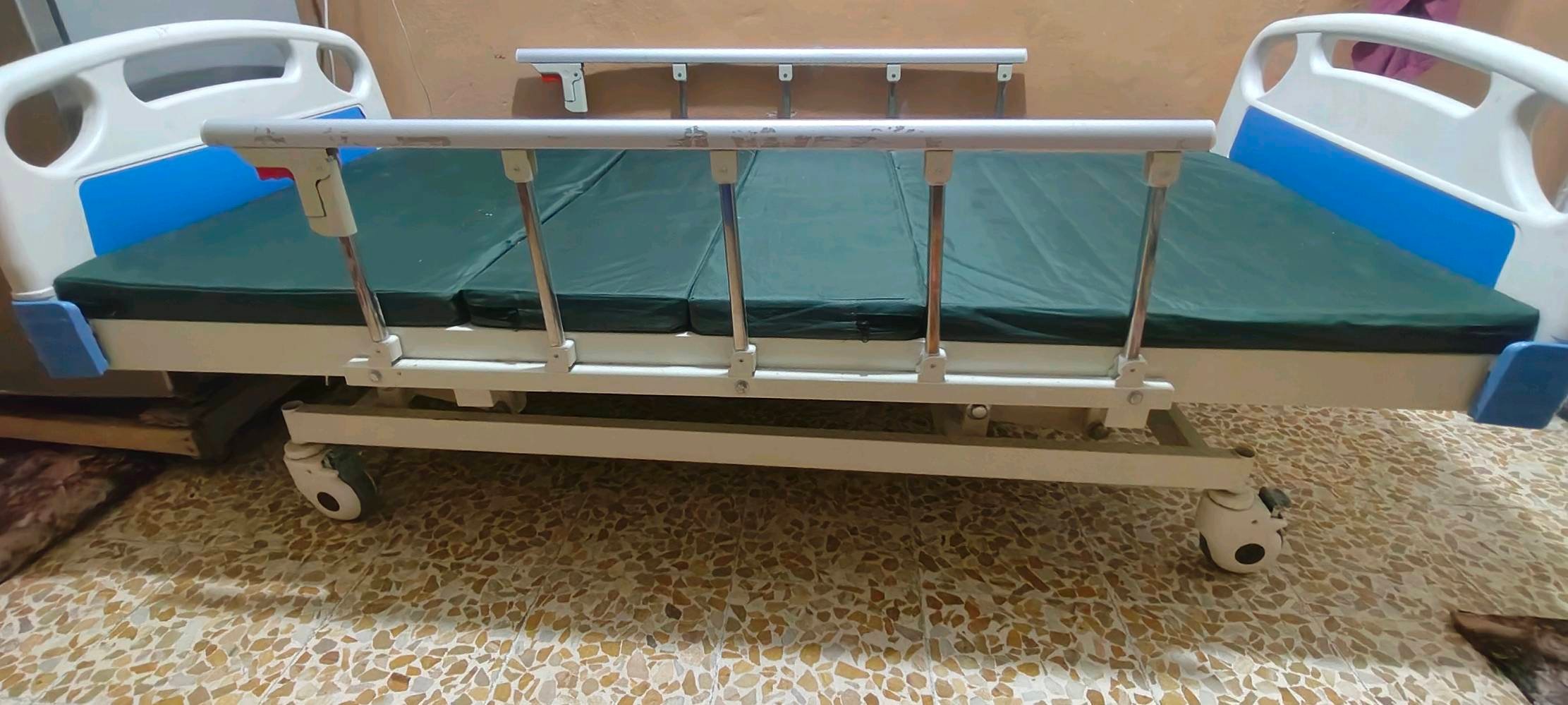 سرير طبي ميكانيك ثلاثة حركات.... موصل الرشيديه