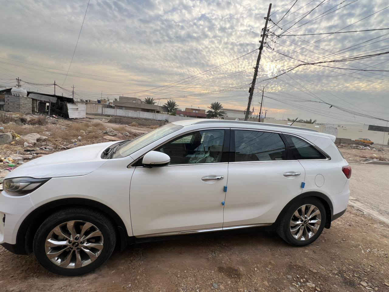 السلام عليكم
كيا سورنتو 2018  خليجي
السيارة مكفولة
السيارة جديده معنى الكلمة 
رقم سلمانيه سنويه هزه جديد بسمي  تحويل مباشر 
فول مواصفات عده البانوراما  
بصمة مع بصمة أبواب وجنطة كهربائية 
محرك 6 سلندر 3500 
مانع انحدار 
مانع انزلاق   
حساس امامي خلفي 
مقاعد كهربائية  
نظام اوتو هولد 
اربع وضعيات قيادة 
مقاعد ٧ راكب مع ثلاث قطع تبريد 
بردات خلفية 
تحكم ستيرن جهتين 
إشارة ترحيب 
بعد بيها مواصفات هواي مذاكرهن 
ماشية 90 الف كم 
 سياره جديده 
السعر (السعر 250)وبيها مجال
ماكو هيج سعر بهيج نضافه

مكاني بغداد/ قرب بسمايه
للإستفسار. ***********
