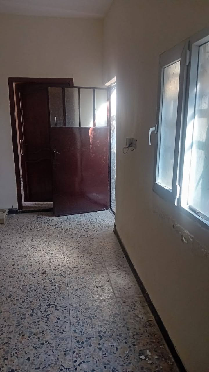 السلام عليكم للبيع بيت
مساحه ١٢٠ واجهة ١٢ مسلح 
مكانه كريعات بضهر الوقف 
البيت نضيف وفارغ 
خدمات كامله 
جاهز للسكن ٣٧وبي مجال
الاستفسار 
***********
