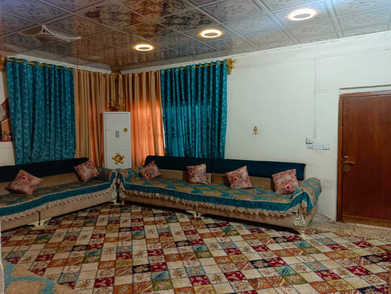 يالله توكلنا على الله يوجد بيت مساحة ٢٦٤م بالسند البناء ٢٩٤م للبيع طالقين يتكون الطابق الثاني صاله وغرفتين وجوه غرفتين وصاله وستقبال ومطبخ وطرمه وصحيات بيت مثل ماواضح بالصور بشارع ابو مخلص مركز شباب موقع حلو 
الاستفسار الاتصال
بناء على الارقام التاليه
***********
***********
