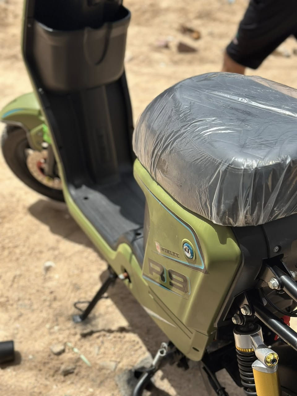 للبيع ار ٩ الحديث دراجه حلوه ونضيفه ومرتبه موديل ٢٦ مشيها حلو بطاريا ٣٢ أمبير ونلي اصلي كلشي شغال بيها من طول للطول اشاير هورن لايت نشره حساسات كلها شغاله ماشيه قليل صاله شهر مامتعوبه سعرها ب ٤٥٠ وبيها مجال قليل وصلها موجود 
العنوان : المشراق الجديد تقاطع المشراق يم مستشفى المواساة
رقم : ***********
