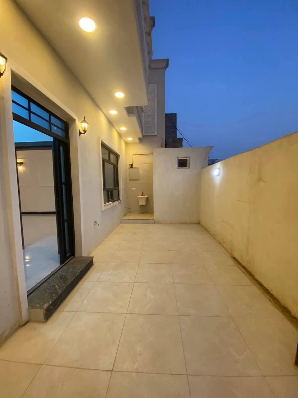 #للبيع دار سكني تكريت الديوم منطقة 16 الف
#مساحة 200 متر 
#واجه 10 م ونزال 20 م 
#قريب من شارع 60 ومتنزه جديد وشارعه 15 م
#السعر الدار 152 مليون وبي مجال
#يحتوي الدار على 
#الدار سحب مغربي ونقشات
#غرف نوم عدد 4
#صالة استقبال 
#صالة وسطية عدد 2
#مطبخ حار وبارد
#مجموعة صحيات مع حمامات داخلية وخارجية عدد 3
#غرفة مخزن
#كراج للسيارة 
#سطح شتايكر
#ابواب خارجية درجة اولى
#ابواب داخلية تركي
#شبابيك الالمنيوم
#للاستفسار__والتواصل على رقم *********** ☎️
