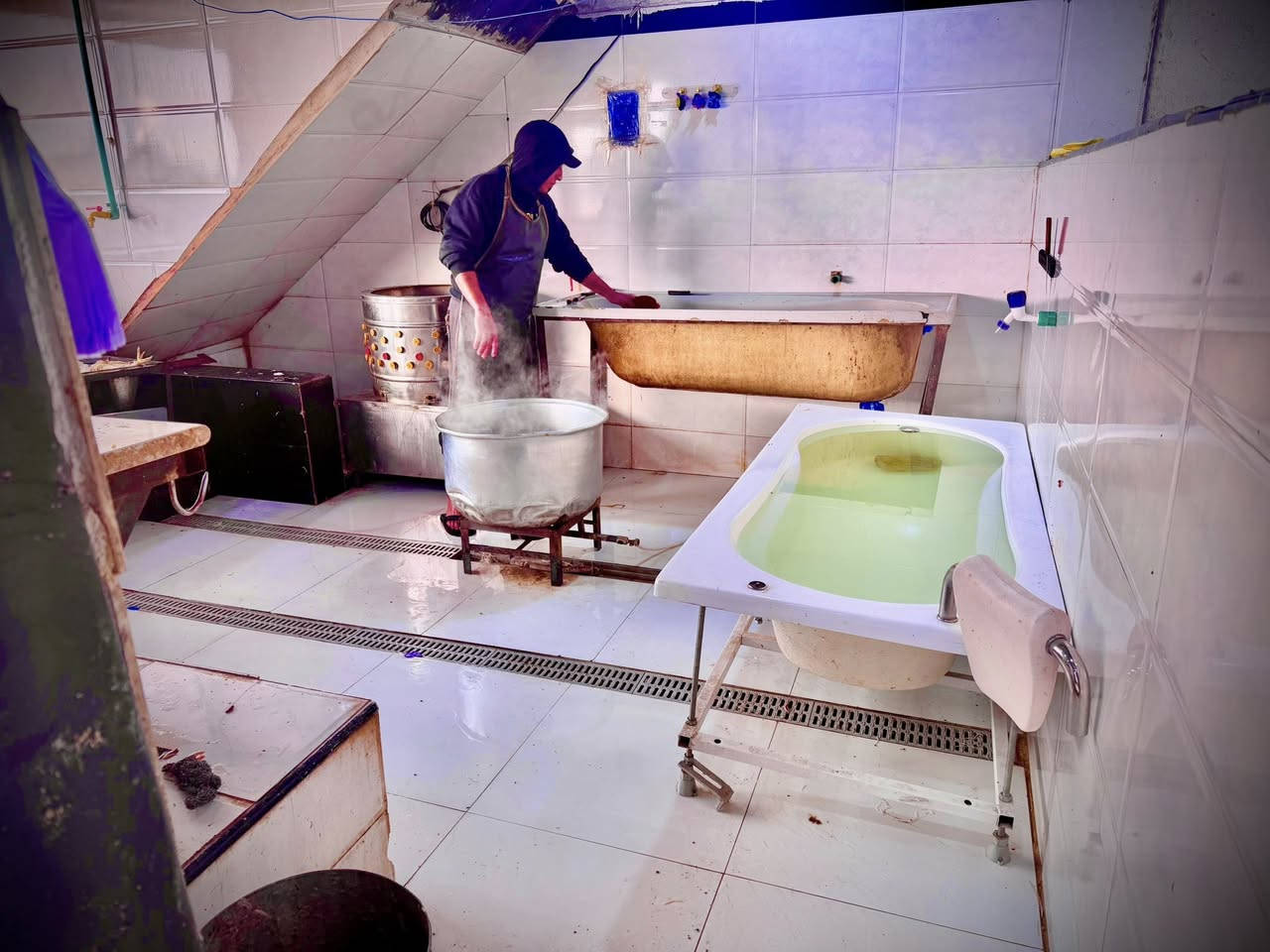 سلام عليكم مجمع لبيع والله خير من الله بس انه عندي مجمع ثاني ماكدر اتفرغله كامل جاهز إيجاره مناسب 
ومشروط الشغل اكعد وشوف بعينك 
مكان الفداء شارع أبو لبنان  ناهيت الشارع 
موقعه كلش حلو بين مجمعين غذائه ومخضر 
تفاصيل***********
