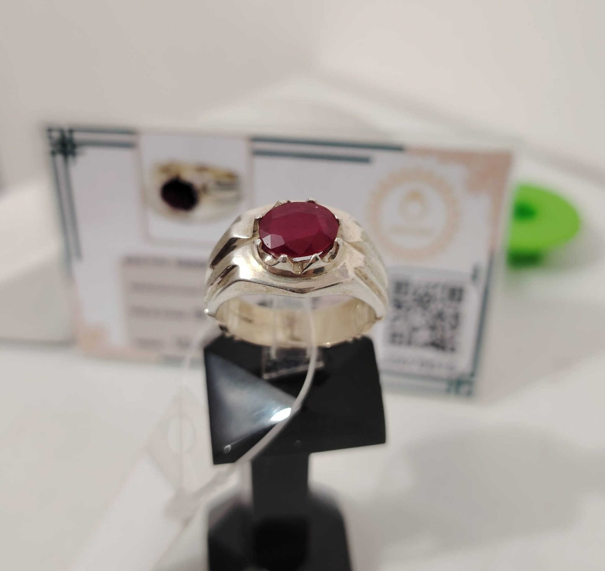 خاتم من الياقوت الأفريقي الأحمر فرط الرمان الطبيعي
صياغه ثقيلة وجميلة فضه عيار ٩٢٥
يوجد توصيل إلى جميع المحافظات
التواصل ع الخاص او ع الواتساب ***********
