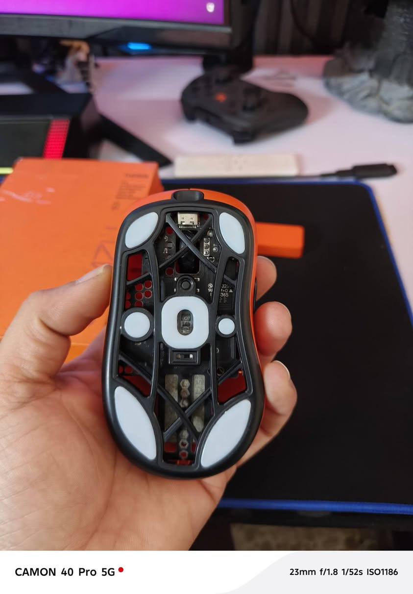 (Fnatic THORN Wireless Gaming Mouse) مراوس ب Stream Deck
• الموديل: THORN
• النوع: ماوس ألعاب لاسلكي
• الوزن: حوالي 52 غرام (خفيف جدًا)
• المستشعر: PixArt PAW3395
• الدقة (DPI): لحد 26000 DPI
• سرعة التتبع: 650 IPS
• التسارع: 50G
• معدل الاستجابة: 4000Hz (4K Polling Rate)
• الاتصال:
– Wireless 2.4GHz
– USB (سلكي أثناء الشحن)
• عمر البطارية: يوصل لحد 80 ساعة
• الأزرار: 6 أزرار قابلة للبرمجة
• السويتشات: Kailh GM 8.0
• التصميم: مريح (Ergonomic)
• اللون: برتقالي
• الحالة: جيد
المحتويات:
• الماوس
• الدونگل
• كيبل
• العلبة الأصلية


**إذا كنت صاحب هذا الإعلان وتريد حذفه لأي سبب، رجاءا أرسل رسالة إلى الدعم الفني**