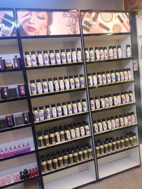 فاترينات عطور أو مكياج عدد 10 مع ميز  عدد الرفوف 6 مع إعلان ضوئي  عمق ...