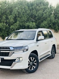 لاندكروزGX.R موديل2018 فول مواصفات ماشيه175الف الضرر بنيد وجاملغين وبل...