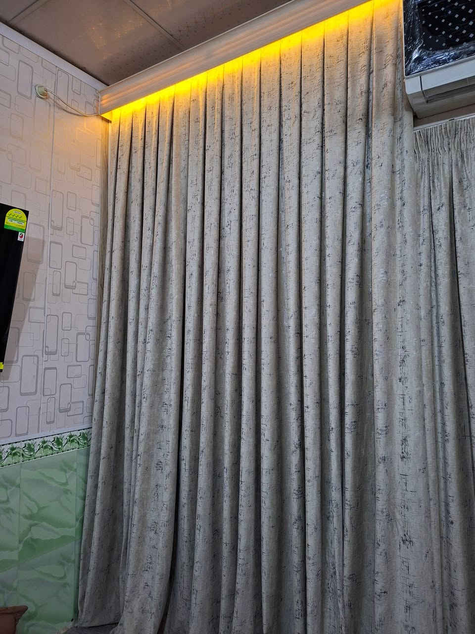 بردة كاملة قياس شباك ١٧٠ قماش ٥ متر  ٥٠ بيها مجال للشراي مفرش تخم بو هيمي ٨ مترنضيف جدا ٤٠ بي مجال للشراي مكان حي الوفاء


**إذا كنت صاحب هذا الإعلان وتريد حذفه لأي سبب، رجاءا أرسل رسالة إلى الدعم الفني**