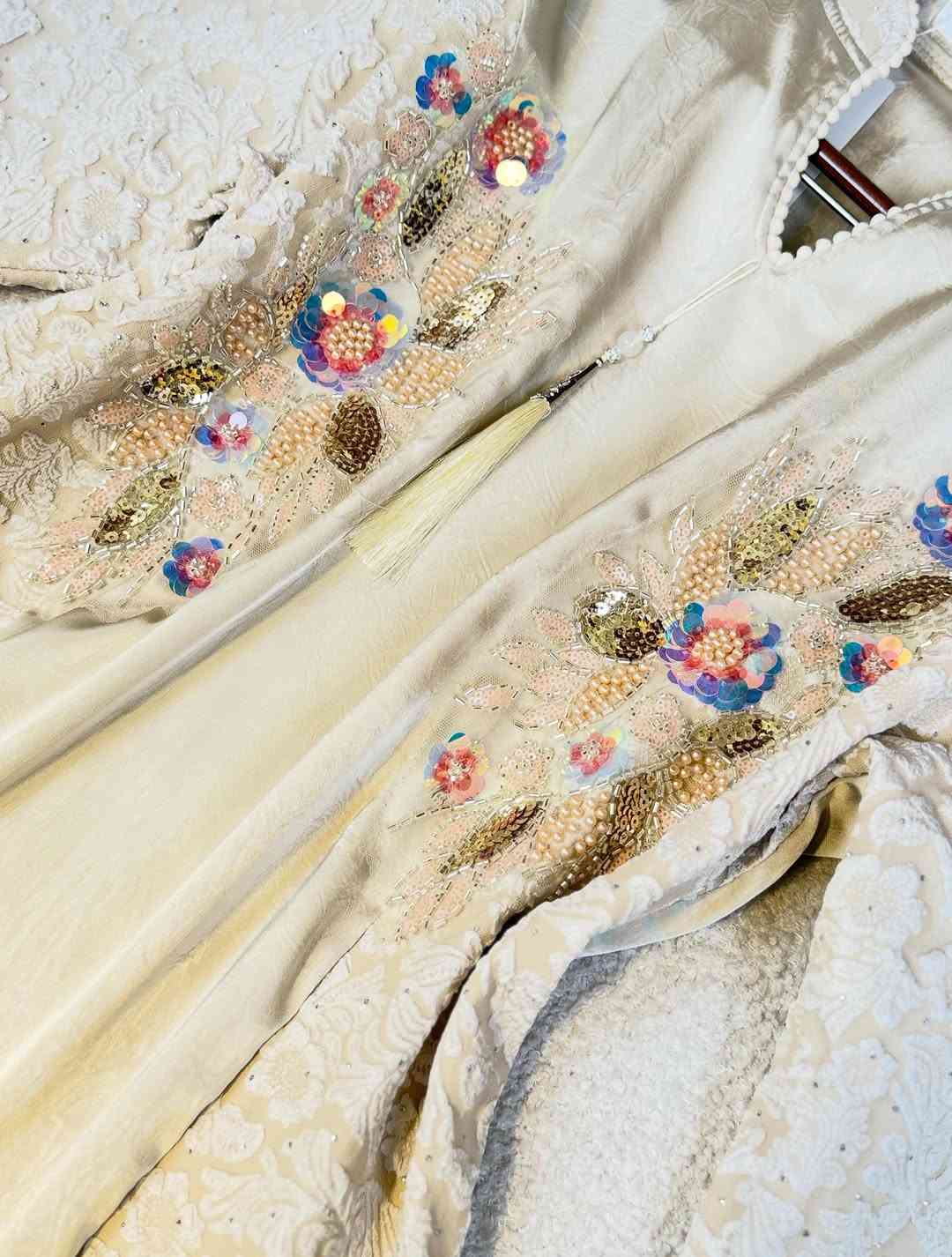 الـسعـر20الـف🤍✨
القياسات(L,xl,2x,3x)

للحجز و الاستفسار التواصل على الأرقام واتس اب 
***********
***********
***********
***********

توصيل بغداد  5000
توصيل محافظات  5000
