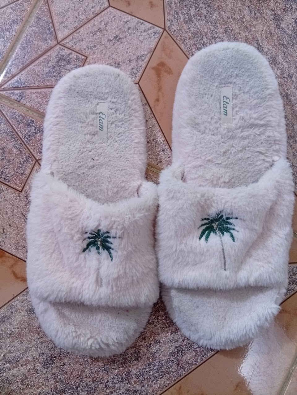 سلام عليكم اتوفر شباشب كل الوان ونوعيات وسعر بس3الاف
***********
