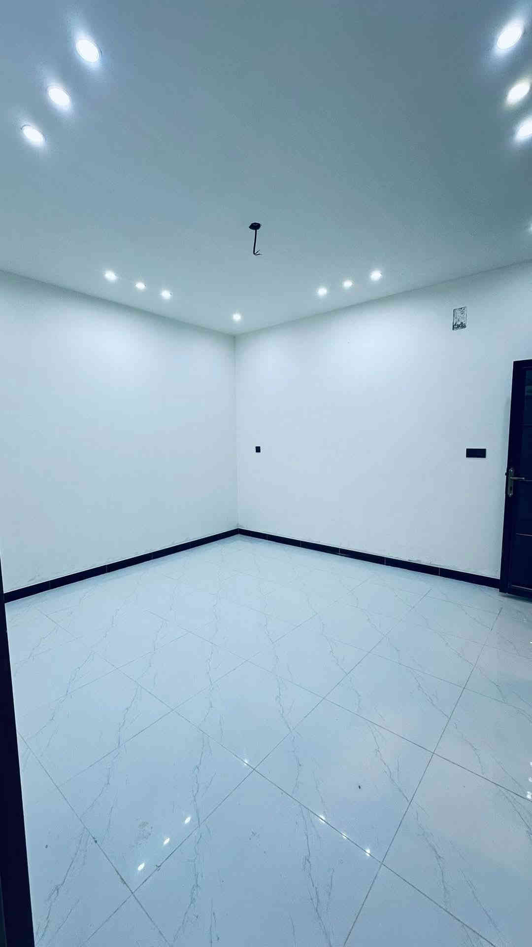 بيت للبيع، مساحة ١٥٠ متر مربع، واجهة ٧ أمتار، جديد كلياً، طابقين، خرسانة مسلحة، سند ملكية واضح، حي الفرات.

للاستفسار عن السعر، يرجى التواصل على الرقم ***********.
