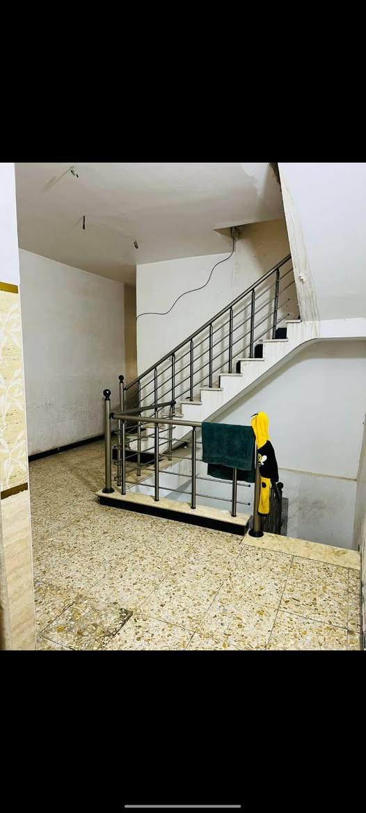 السلام عليكم ،،، دارللبيع المساحة ١٠٠ واقع حال١٢٠  زراعي يتكون من أربع غرف+ إستقبال+ محل مؤجر حالياً مطعم الشارع تجاري العنوان الرئاسة شارع معمل الغاز نفس الشارع مجاور مركز الزعيم ومقابيل شارع السادة رقم الهاتف *********** أتصل وتدلل
