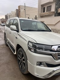 لاندكروز  محدث 21 تخم تاير صدر جديد منضومه زنون جديده السياره حلوه كلش...