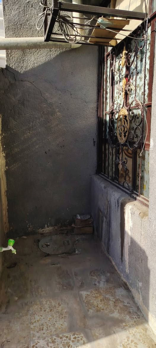 السلام عليكم  بيت للايجار طابق ونص غرفتين نوم واستقبال وصالة ومطبخ خدمات البيت كامل مكمل كاشي سراميك مكان البيت بغداد الزعفرانيه حسينية المهدي شارع سكلة ابو سعد الملكي للاستفسار الهاتف ***********
