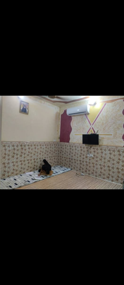 السلام عليكم بيت للبيع المجر الكبير حي الروضة المساحة اكثر من 200وبيه محل مقابيل المدارس الصينيه للاستفسار اتصل على هذا الرقم ***********
