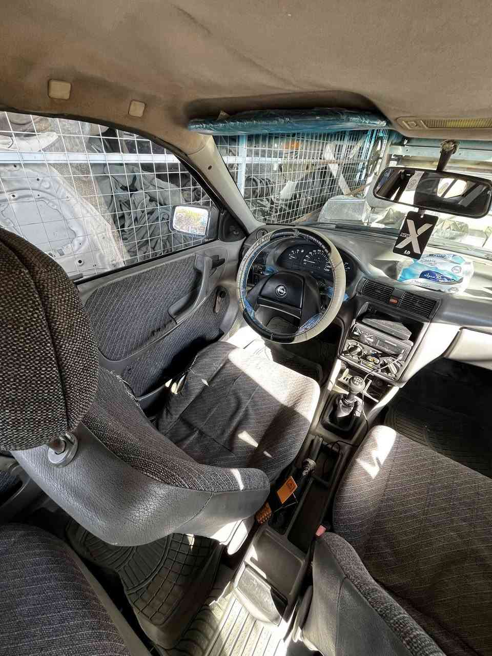 استرا موديل ١٩٩٣ كير عادي محرك ١٦٠٠ سياره بلاديه محرك وكير خير من الله سعرها ٤٠ ورقه وبيها مجال سياره نظيفه للجناي ***********
