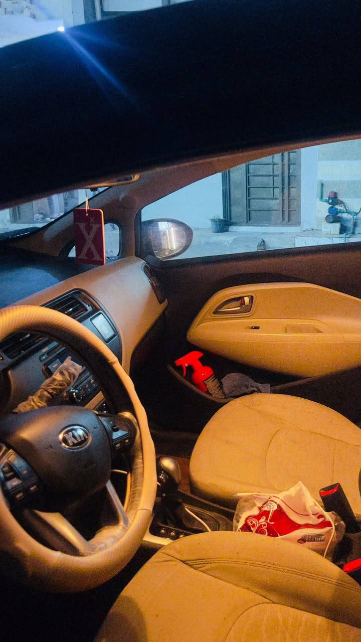 سلام عليكم كيا ريو 2015 خليجي كفالة عامة ماشية 50 الف حقيقي وتروح تفحص وين ما جان سيارة جديدة بشكل تحويل ثاني يوم بيها بس شخط بالباب الي ورة سايق سعرها 118 وبيها مجال قليل ***********
