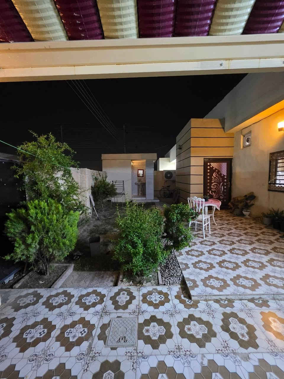 #للبيع دار سكني تكريت مجمع طيبة 1
#مساحة الدار 250 متر
#ملاحظة الدار يباع مع الاثاث بدون سبالت
#موقع الدار بداية مجمع طيبةوقريب من مجمع الجوهرة السكني 
#يحتوي الدار على 
#غرف نوم عدد 2 احد غرف سحب مودرن 
#غرفة ساندويج بطابق الثاني 
#صالة استقبال نظام جبسن بورد وسحب
#صالة وسطية نظام جبسن بورد وسحب
#صالة جلسة عائلية نظام سحب مغربي 
#مطبخ نظام جبسن بورد وسحب مغربي 
#مجاميع صحية داخلية وخارجية عدد 2 
#كراج للسيارة مع سقيفه 
#حديقة داخلية 
#الدار شغل جناي مشتغله
#للاستفسار عن السعر الاتصال برقم *********** ☎️
