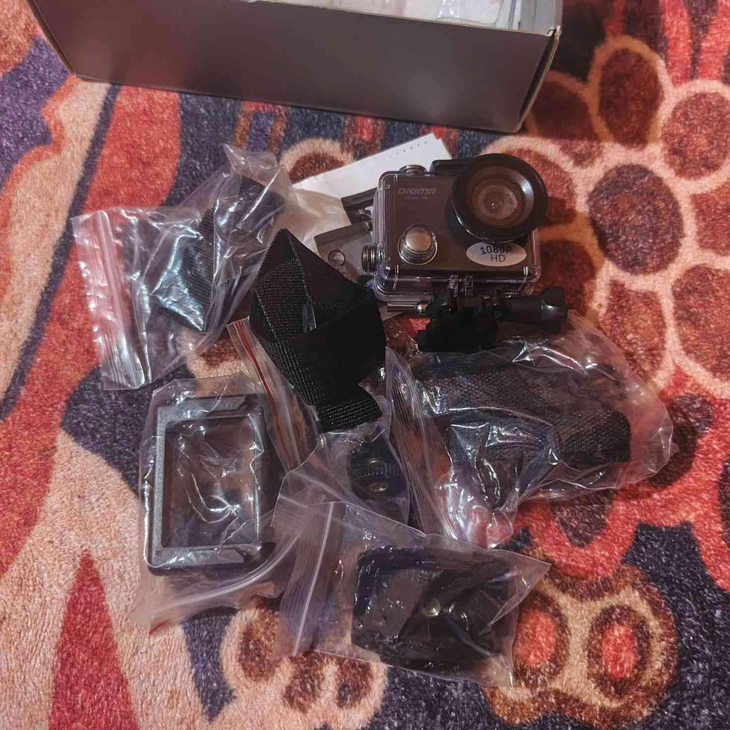 هذه علبة كاميرا حركة رياضية (Action Camera) تأتي مع إمكانية الاتصال بالواي فاي (Wi-Fi). 
الاستخدام: مصممة لالتقاط الفيديوهات والصور في الظروف القاسية والرياضات مثل التزلج، السباحة، والغوص.
المميزات: توفر خاصية الواي فاي لنقل البيانات أو التحكم بالكاميرا عن بعد.

Wallapop
 +3


**إذا كنت صاحب هذا الإعلان وتريد حذفه لأي سبب، رجاءا أرسل رسالة إلى الدعم الفني**