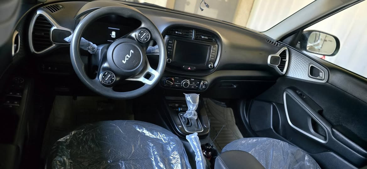 السلام عليكم 
حبايب 
عندي كيا صول موديل  23
جديدة جدااا  رقم بغداد 
وحادثهة جدااااا بيسط فقط بارد بالجاملغ الامامي وشفة البنيد
محرك دوش ..شاشة كبيرة..تحكمات 
وفيرهة من المواصفان المعرفة السعر لمطلوب ١٤٢ وبيهة مجال 
الاتصال ***********
مكان لسيارة بغداد الرصافة
