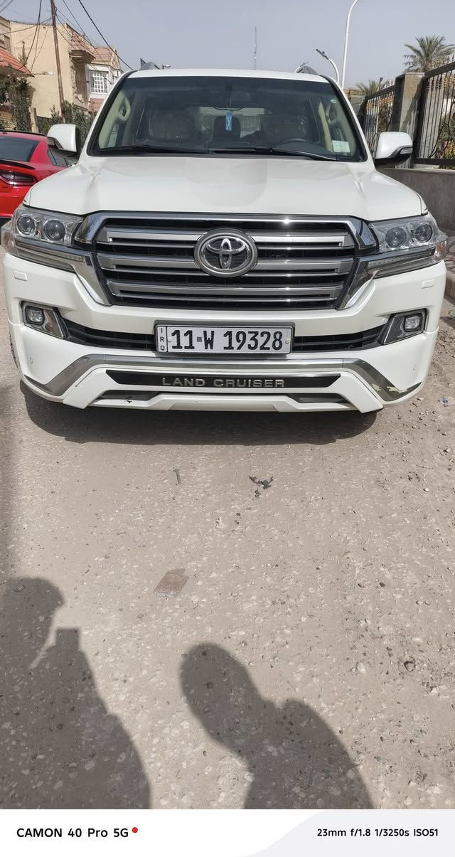 السلام عليكم للبيع لاندكروز موديل 2017 ابريم اصلي رقم  بغداد الجديد بسمي تريد تحويل أو وكاله تدلل سياره مكفولة كفاله عامه من صبغ والتبديل وفتح. وحتى الدعاميات. 
السياره جديده بمعنه كلمة.
فول مواصفات 1/1
بصمه تشغيل
5بصمات ابواب 
فتحه سلايت
كشنات ثنين كهرباء ثلاث حركات 
كشنات جلد اصلي
ديفيدي بل قماره 
زراكات
اشارة لكزز
مري قلاب
مري شفط
جنطه شفط
شاحن 
دبل ماوس
مثبت سرعه
سبعه راكب
ثلاث قطع تبريد
مطفايه حريق
محرك V6 
8ايرباك
حساس امامي
حساس خلفي
تحكمات ستيرن كامله
كامرة دوارة
وباقي مواصفات البريم معروفه. 
اسبير سياره ما نازل 
 ماشيه.(150)الف حقيقي
السعر (535)ورقه $ وبيها مجال 
اللاستفسار اتصل على الرقم
***********مكاني بابل
