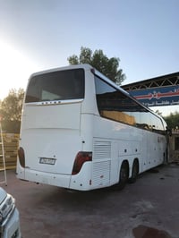 باص أم سيوف حجم ١٧   ٦٠ نفر  مكينه ٨   كير عرجه  سياره جاهزه  من كلشي ...