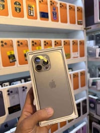 عرض اليوم 15 برو ماكس 256 ماستر   بطاريته 96. نظافته 100 ملحقاته كامله...