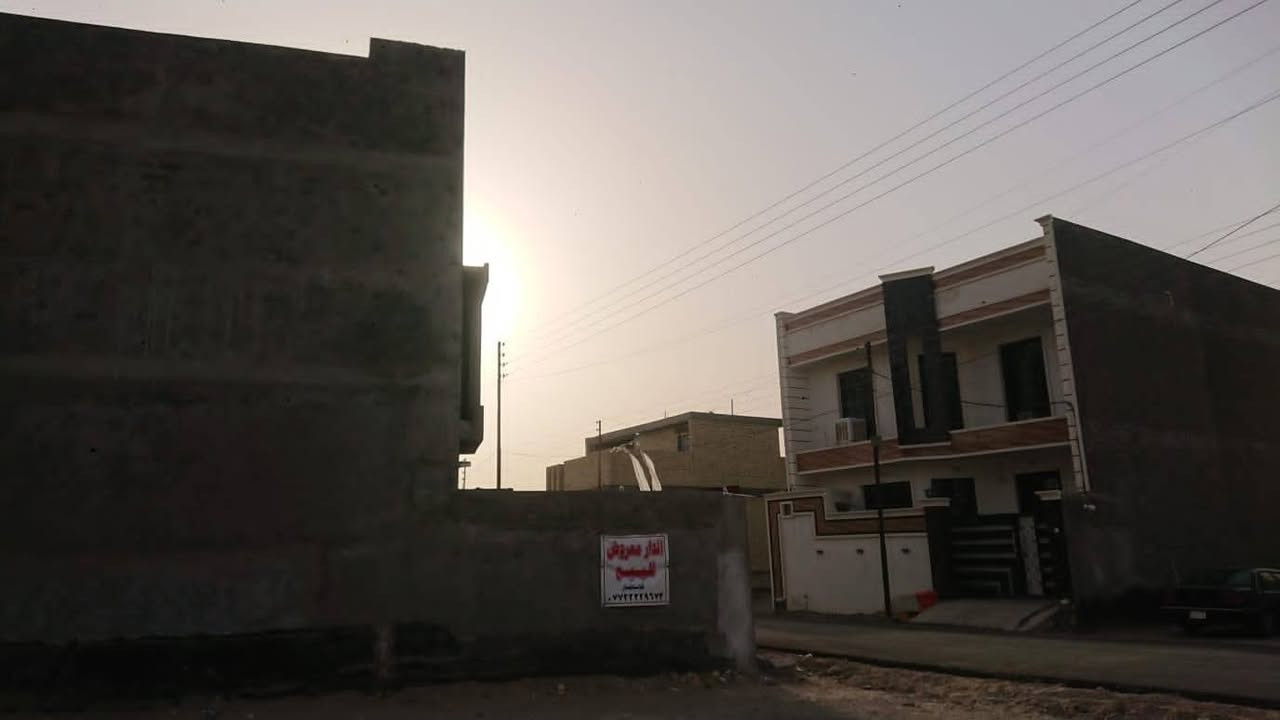 السلام عليكم
دار للبيع بناء 2022 بمواصفات عاليه ركن ع شارعين شغل درجه اولى
طابو زراعي سند بإسمي

#التبليط_واصله

الموقع // الفلوجه _ الجغيفي الثانيه مجاور المربع الذهبي قريب من البيت جامع قيد الإنشاء 
البناء طابوق
الأسمنت معمل كبيسه وسمنت طازلوجه
الشيش شركة ماس
المساحه الكليه 235م
يتكون من 4 غرف نوم
يتكون الطابق الأرضي من
 2 غرفة نوم
مطبخ حار بارد مغلف سيراميك 
صاله
استقبال
حمام خارجي + حمام داخلي مغلف سيراميك 
مناور عدد 2 مغلفه سيراميك بالكامل
تأسيس ماء نوعية ممتازة موبس
الصحيات موديل حديث تعليگ
باب خارجي تفصال درجة اولى

الطابق الثاني //

غرفة نوم عدد 2 واحده ماستر حمام مغلف سيراميك 
غرفة خزن  ( مخزن )
حمام مغلف سيراميك
سطحين مطبگات شتايگر

البيت ملبوخ من الخارج فقط

ملاحظه //

البيت يحتاج إلى أبواب داخليه مع شبابيك مع ارضيات مع لبخ الداخل وبياض مع واجهه

السعر 135 مليون بي مجال 

للجادين بالشراء للاستفسار  اتصال او واتس اب
 
*********** ☎️
