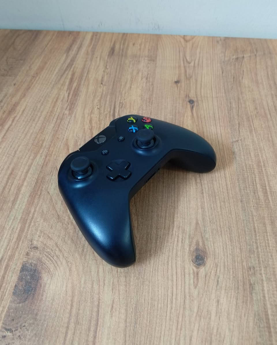 سلام عليكم 🙋🏼
اكس بوكس ون Xbox One 
الجهاز لوك ممفتوح 
نظافته كلش عالية موضح بالصور 
يده اصلية كلها شغالة 
مساحته نص تيرا
ويا 5 اقراص
Pes 2015
Call of duty 
Need for speed 
Battlefield 
The Witcher 
محولة و ملحقات كامله + سماعة 
السعر 130 ألف و بي مجال 
إتصال: ***********
مكاني بغداد
