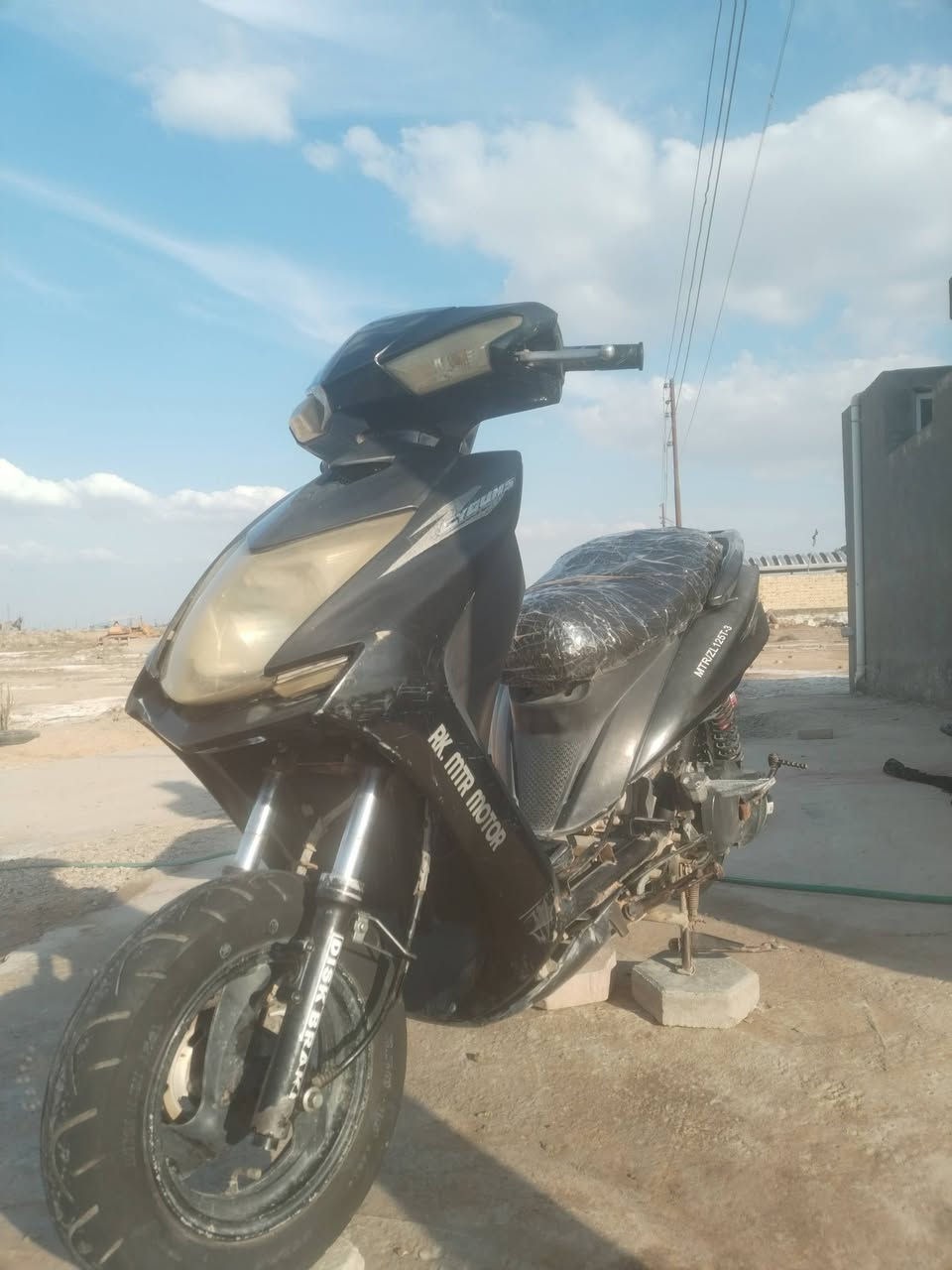 سلام عليكم 
دراجه سكنز للبيع شغاله سلف وهندر باتري جديد كهربائيات كلها شغاله مكينه خير من الله بيها دبل رياضي كرزي وشوته رياضيه سعر 250 وبيها مجال مكاني كوت حي الجهاد السفحه رقم ***********
