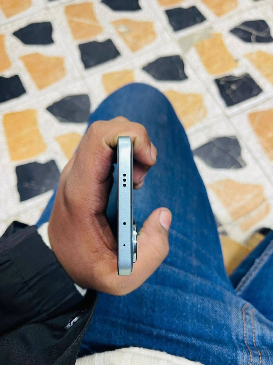 Poco F6
نضيف ولا شخطة بيه 
ذاكرة 512 والشعوائية 16
بوبجي يشغل 120 فريم بكل سلاسة
يجي وياه كرتونة وكفرين و شاحنة 90 واط  وهوة اصلا ميصرف شحن كلش ممتاز وشحن سريع
السعر 325 مكاني بغداد جميلة ***********
