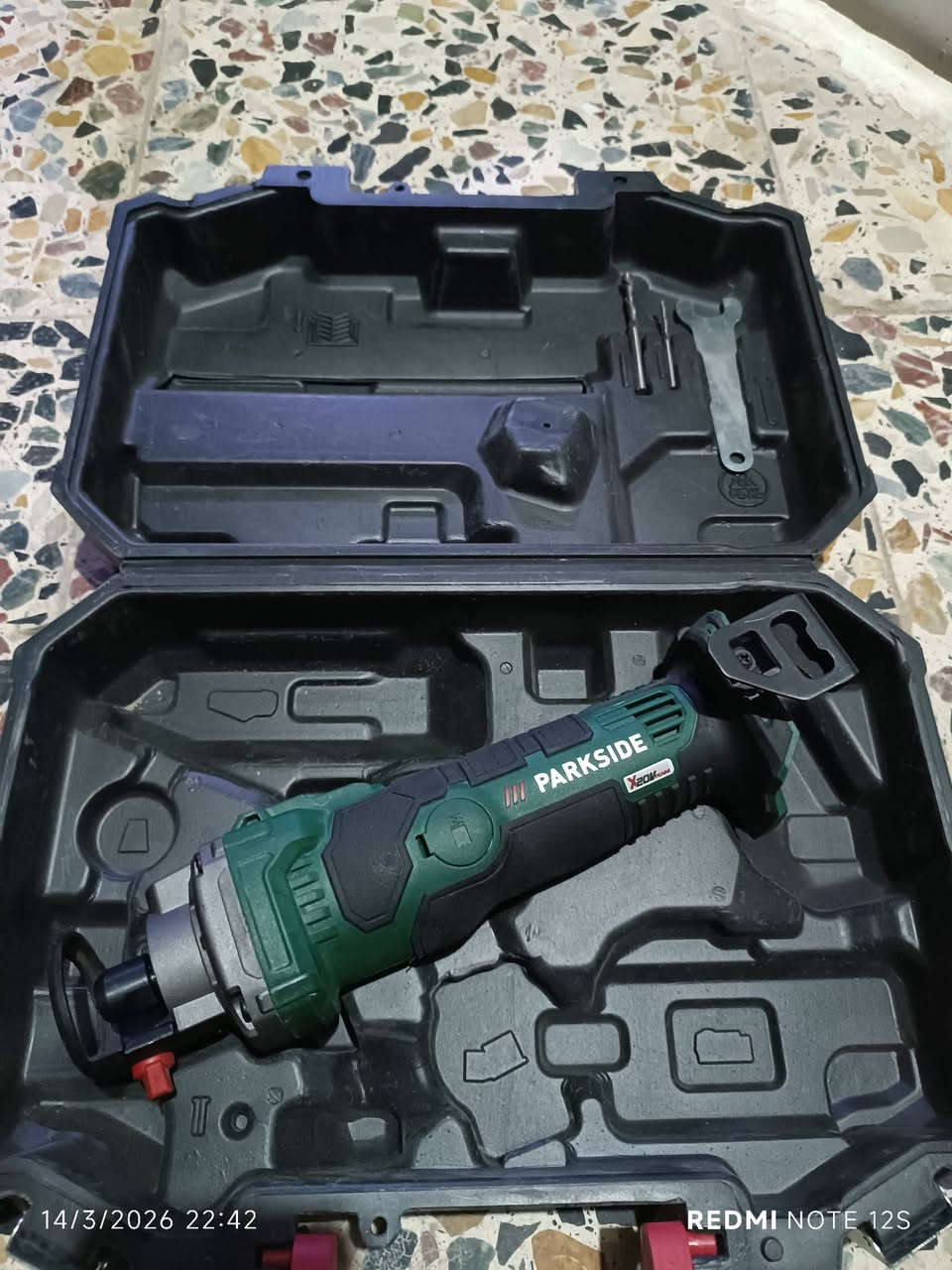 فرطونة بطل  قطع جانبي جبس بورد خشب   شحن 20 فولت جديدة السعر 45 الف فارغ كامل 85 بطارية 2 امبير وشاحنة *********** واتساب
