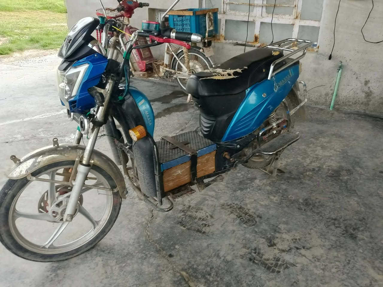 دراجه شحن للبيع السعر 400بيها مجال مكان حي الشهداء قرب علي نجيه البطاريات يقرن 10ونص رقم صاحب الدراجه *********** اني مكلف بلنشر
