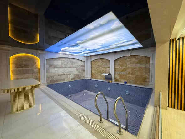 منزل للبيع في هيوا ستي طابقين 
العنوان طريق كوية مقابل مجمع فلوريا ستي  
  بناء ملكي 
مساحة 420 متر  طابقين مؤثث 
يتكون من 
4 غرفه نوم استقبال عدد 2 + هول داخلي 
مطبخ  مسبح ساونا حمام تركي جاكوزي 
كراج + حديقة
*********** أربيل
