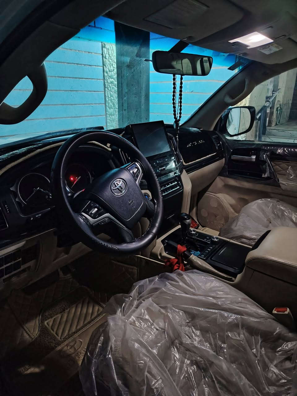 السلام عليكم للبيع او مراوس 2021 ثمانية سلندر لاندكروز موديل 2020 ساز باب اول رقم بغداد بسمي مشروع وطني  مكفول كفاله عامه من صبغ وتبديل حتى الدعاميات 
فول مواصفات 1/1
بصمه تشغيل
5بصمات ابواب 
فتحه سلايت
كشنات ثنين كهرباء ثلاث حركات
كشنات جلد اصلي
عداد لكزز
زراكات
اشارة لكزز
مري قلاب
مري شفط
شاشات خلفيه
سماعات 
شاشه ناطقه 
جنطه شفط
شاحن 
دبل ماوس
مثبت سرعه
سبعه راكب
ثلاث قطع تبريد
مطفايه حريق
محرك V6 
8ايرباك
حساس امامي
حساس خلفي
اضويه تحت مقاعد
تحكمات ستيرن كامله
كامرة دوارة
وباقي مواصفات ساز معروفة
 ماشيه.(١٧٠ )الف حقيقي
السعر (570 )ورقه $ وبيها مجال 
اللاستفسار اتصل على الرقم ***********
