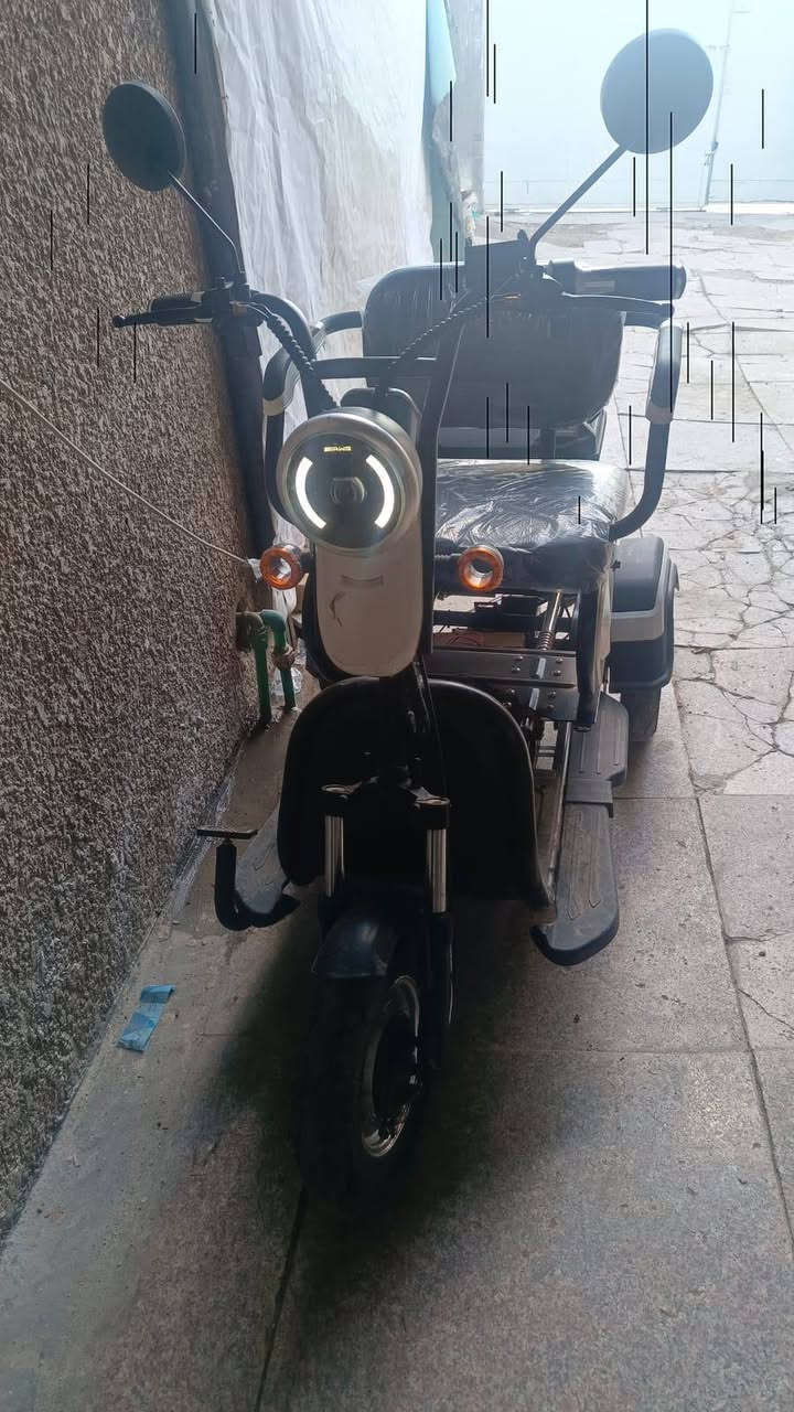 دراجة كورية
شحن كهرباء 
شاشة إلكترونية 
موديل حديث 
جديدة غير مستعملة 
گير ثلاث نمر 
بيها بگ رجوع للخلف 
مزودة بصندوق تفيد جماعة الدليفري
المقعد يتقدم ويرجع يعني اذا انت سمين لو طويل لا تشيل هم 
السعر ٨٠٠ الف وبيها مجال ***********٣
