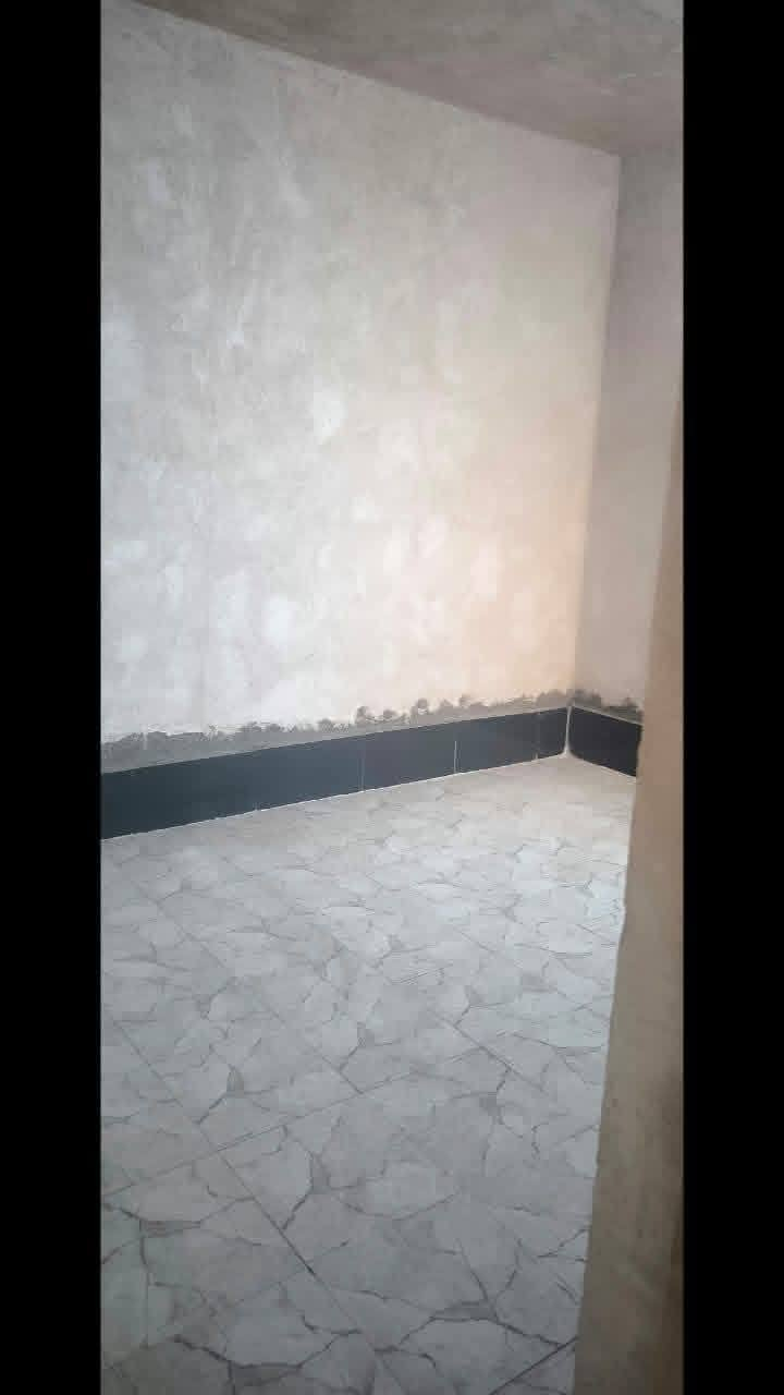 بيت للايجار حي النداء قرب شارع ٦٠العرضي مساحته ١٠٠متر طابق واحد على ساحه بي غرفه واستقبال وصاله ومطبخ وتخاريج البيت بناء جديد سعر الأجار ٢٥٠ للاستفسار ***********
