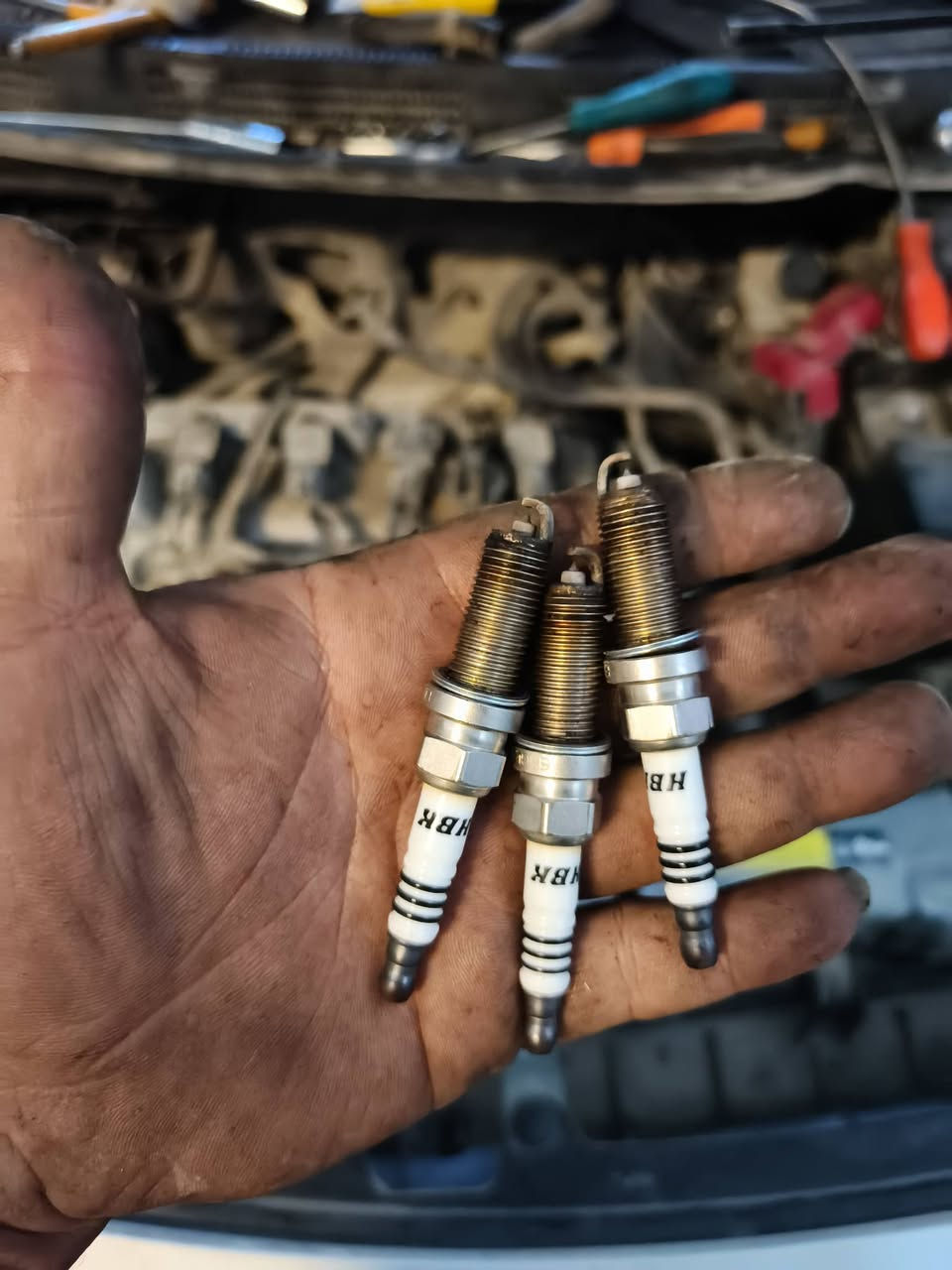 👇

---

*السلام عليكم ورحمة الله 🌹*  
*🚗 صيانة نيسان فيرسا 2020 🚗*

*حالة السيارة اللي اجتنا:*  
ضعف بالسحب

*الشغل اللي اشتغلناه:*
✅ فتح الدكشن البارد + الجويتر وتنظيفه  
✅ فتح البلكات + تبديل بلكات جديدة  
✅ فتح النوزلات - طلعن فاتكات وتم تبديلهن  
✅ بعد الشغل رجعت السيارة بحالة جيدة جداً 💯

*📍 العنوان:* بغداد - شارع المطار - المثنى - مجاور معارض الطوبجي  
*📞 للاستفسار:* ***********

شغل متقن وبضاعة اصلية 🔧  
حياكم الله
